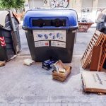 basura fuera contenedor