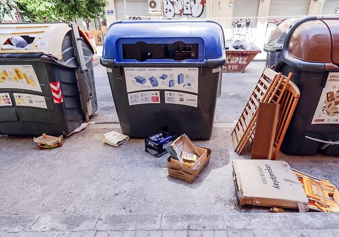 basura fuera contenedor