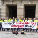 Trabajadores de Urbaser se concentran en Santiago para reclamar avances en el convenio