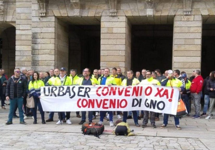 Trabajadores de Urbaser se concentran en Santiago para reclamar avances en el convenio