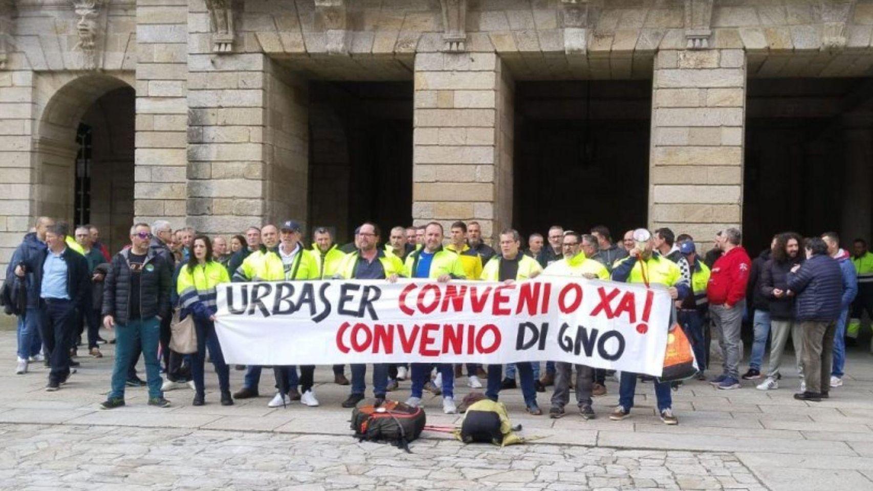 Trabajadores de Urbaser se concentran en Santiago para reclamar avances en el convenio